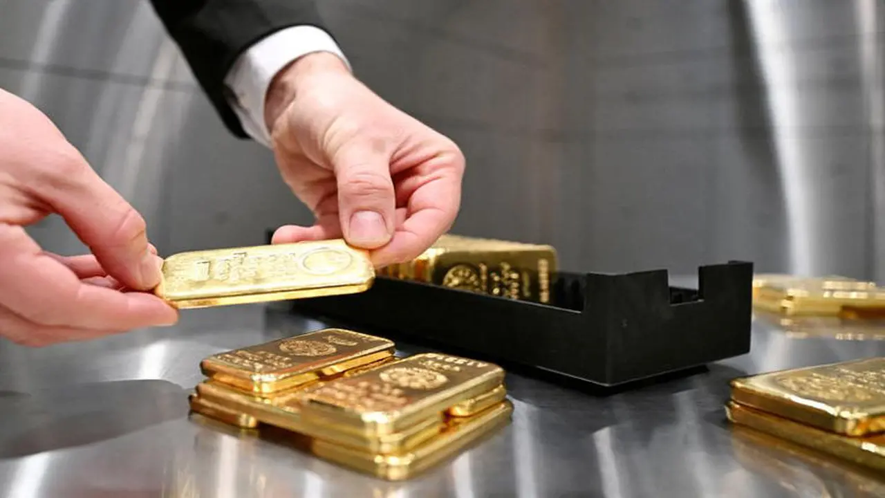 الذهب يصعد وسط اشتعال التوترات بالشرق الأوسط وتراجع مؤشر الدولار الأمريكي عالمياً